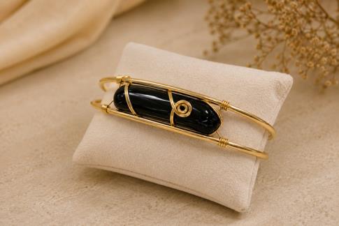 COLLARES, PULSERAS, PENDIENTES Y ANILLOS MINERALES | BRAZALETE ABIERTO METAL DORADO CON BARRA OBSIDIANA PULIDA