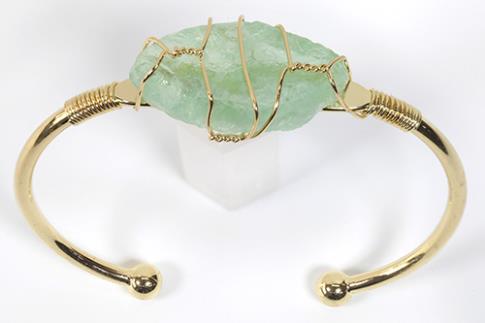 COLLARES, PULSERAS, PENDIENTES Y ANILLOS | BRAZALETE ABIERTO METAL DORADO CON CALCITA VERDE EN BRUTO 6,5X6CM
