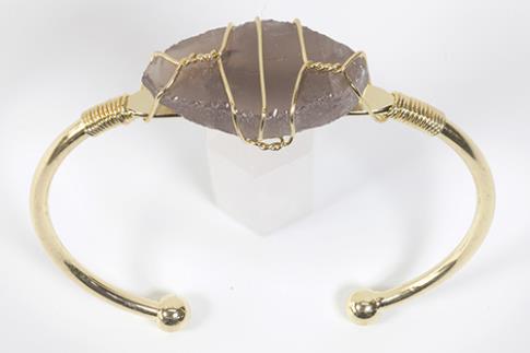 COLLARES, PULSERAS Y PENDIENTES | BRAZALETE ABIERTO METAL DORADO CON CUARZO AHUMADO EN BRUTO 6,5X6CM

