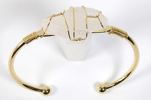 COLLARES, PULSERAS, PENDIENTES Y ANILLOS | BRAZALETE ABIERTO METAL DORADO CON CUARZO CRISTAL EN BRUTO 6,5X6CM
