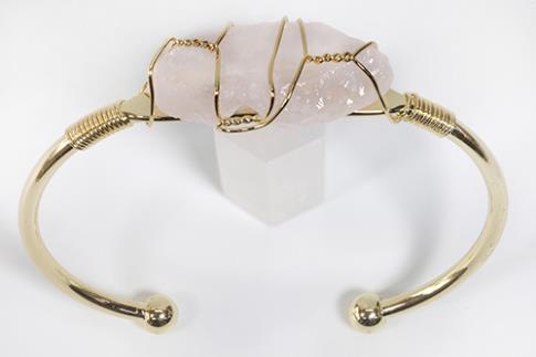 COLLARES, PULSERAS, PENDIENTES Y ANILLOS | BRAZALETE ABIERTO METAL DORADO CON CUARZO ROSA EN BRUTO 6,5X6CM
