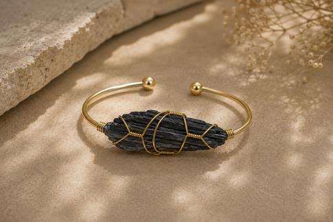 COLLARES, PULSERAS, PENDIENTES Y ANILLOS MINERALES | BRAZALETE ABIERTO METAL DORADO CON ESCOBA TARAMITA/ESCOBA DE BRUJA