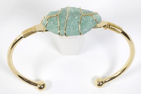 COLLARES, PULSERAS, PENDIENTES Y ANILLOS | BRAZALETE ABIERTO METAL DORADO CON JADE VERDE EN BRUTO 6,5X6CM
