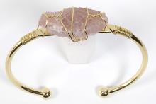 BRAZALETE ABIERTO METAL DORADO CON LEPIDOLITA EN BRUTO 6,5X6CM
