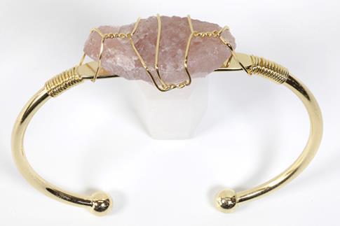 COLLARES, PULSERAS, PENDIENTES Y ANILLOS | BRAZALETE ABIERTO METAL DORADO CON LEPIDOLITA EN BRUTO 6,5X6CM
