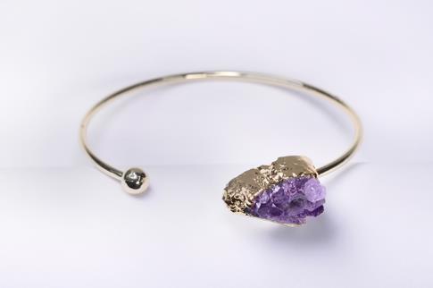 COLLARES, PULSERAS, PENDIENTES Y ANILLOS MINERALES | BRAZALETE ABIERTO METAL DORADO CON MINI DRUSA AMATISTA
