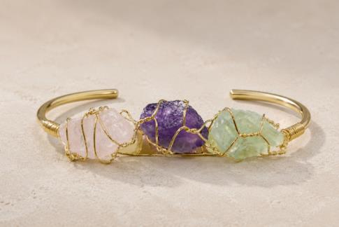 COLLARES, PULSERAS, PENDIENTES Y ANILLOS MINERALES | BRAZALETE ABIERTO METAL DORADO CON PIEDRAS CUARZO ROSA, AMATISTA Y FLUORITA EN BRUTO