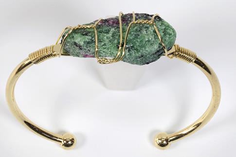 COLLARES, PULSERAS Y PENDIENTES | BRAZALETE ABIERTO METAL DORADO CON RUBI ZOISITA EN BRUTO 6,5X6CM

