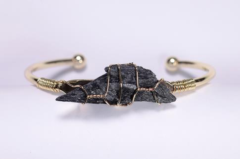 COLLARES, PULSERAS, PENDIENTES Y ANILLOS MINERALES | BRAZALETE ABIERTO METAL DORADO CON TARAMITA