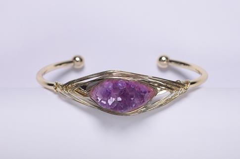 COLLARES, PULSERAS, PENDIENTES Y ANILLOS MINERALES | BRAZALETE ACERO DORADO CON DRUSA AMATISTA