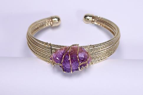COLLARES, PULSERAS, PENDIENTES Y ANILLOS MINERALES | BRAZALETE ANCHO ACERO DORADO CON DRUSA AMATISTA