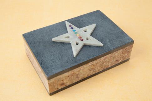 COMODIN | CAJA ESTEATITA 7 CHACKRAS 15X10X4,5 CM