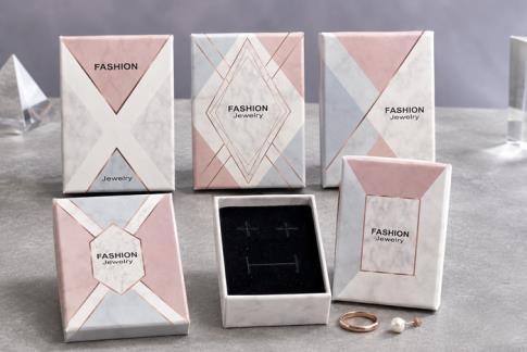 TALISMANES | CAJITA DE REGALO CON INTERIOR DE TERCIOPELO DISE�O MODERNO 5X8X2,8CM.
