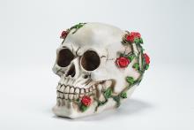 CALAVERA CON DECORACI�N FLORAL: MENOS MALAS VIBRAS, M�S MAGIA ANCESTRAL. 10X11CM