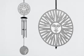M�VILES | CAMPANA DE VIENTO FILIGRANA SOL BRILLANTE 4 VARILLAS. 46 CM.