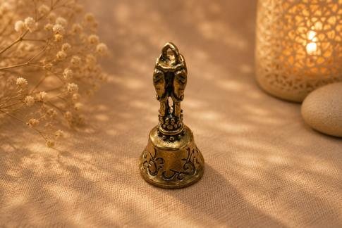 COMODIN | CAMPANA TIBETANA BRONCE CON MANGO TROMPAS DE ELEFANTE 6 X 2,5 CM.