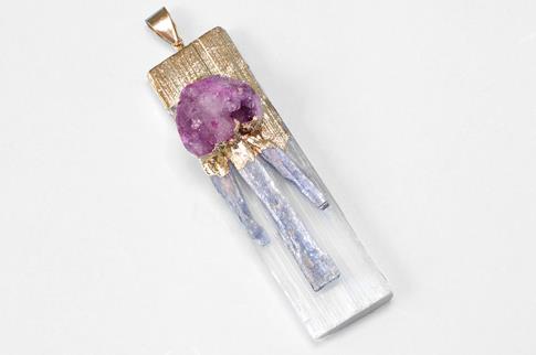MINERALES Y GEMAS | COLGANTE ACERO BARRITA SELENITA CON INCRUSTACIONES 2 X 7CM