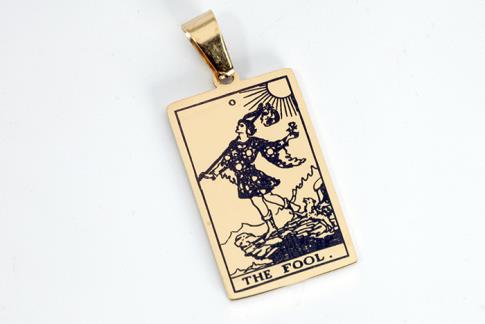 COLGANTES | COLGANTE ACERO CARTA TAROT EL LOCO DORADO Y NEGRO 3,3 X 1,5 CM