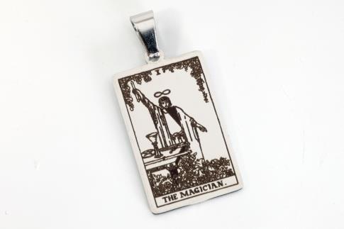 COLGANTES | COLGANTE ACERO CARTA TAROT EL MAGO PLATEADO Y NEGRO