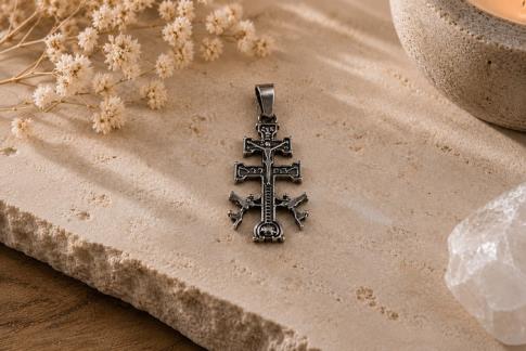 COMODIN | COLGANTE ACERO CRUZ DE CARAVACA 2,3 X 1,3 CM.