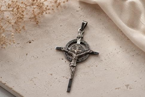 COLGANTES | COLGANTE ACERO CRUZ JESUCRISTO SOBRE MEDALLA SAN BENITO 5,7 X 3,5 CM.