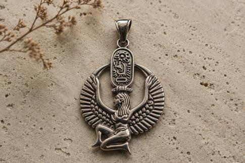 COMODIN | COLGANTE ACERO DIOSA MAAT 4 X 3 CM.