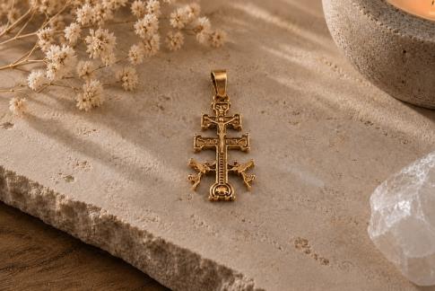 COMODIN | COLGANTE ACERO DORADO CRUZ DE CARAVACA 2,3 X 1,3 CM.