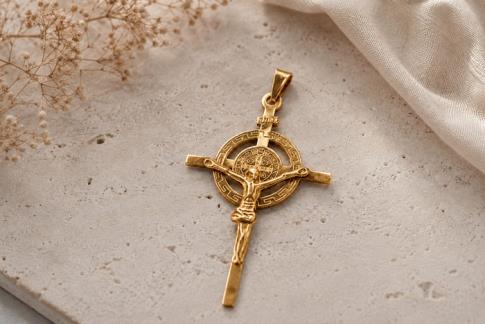 COLGANTES | COLGANTE ACERO DORADO CRUZ JESUCRISTO SOBRE MEDALLA SAN BENITO 5,7 X 3,5 CM.