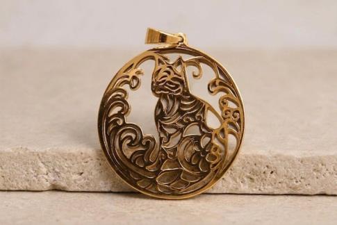 COMODIN | COLGANTE ACERO DORADO GATITO ENTRE FLORES 3,2 X 3,2 CM.