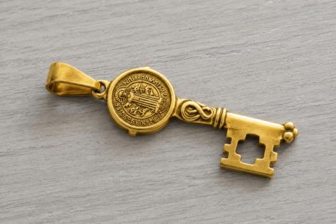 COMODIN | COLGANTE ACERO DORADO LLAVE SAN BENITO 3,5 X 1,3 CM.