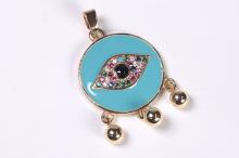 COLGANTE ACERO DORADO OJO EN FONDO TURQUESA CON BRILLANTITOS DE COLORES