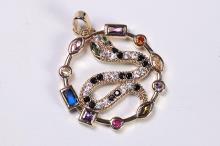 COLGANTE ACERO DORADO SERPIENTE ENROSCADA CON BRILLANTES DE COLORES