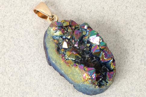 COLGANTES DE MINERALES | COLGANTE ACERO DRUSA AQUA AURA BISMUTO 2 X 4 CM APROX.
