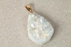 COLGANTES DE MINERALES | COLGANTE ACERO DRUSA AQUA AURA CUARZO CRISTAL 2 X 4 CM APROX.