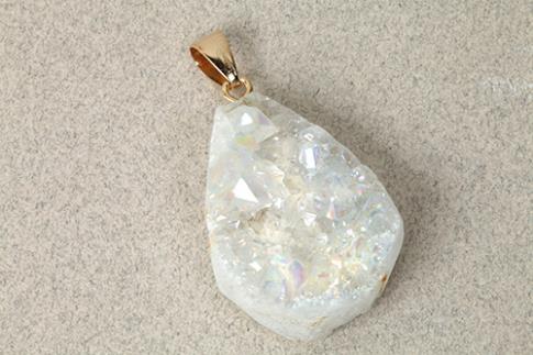 COLGANTES DE MINERALES | COLGANTE ACERO DRUSA AQUA AURA CUARZO CRISTAL 2 X 4 CM APROX.