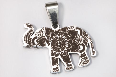 AMULETOS Y TALISMANES | COLGANTE ACERO ELEFANTE LABRADO FONDO NEGRO