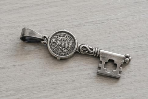 COMODIN | COLGANTE ACERO LLAVE SAN BENITO 3,5 X 1,3 CM.