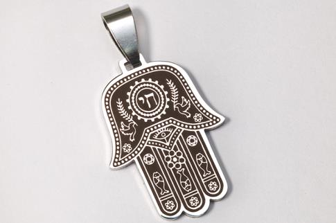 AMULETOS Y TALISMANES | COLGANTE ACERO MANO DE FATIMA LABRADA COLOR NEGRO