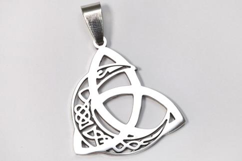 AMULETOS Y TALISMANES | COLGANTE ACERO TRIQUETA CON LUNA LABRADA
