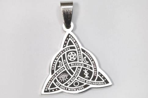 AMULETOS Y TALISMANES | COLGANTE ACERO TRIQUETA LABRADA CON PENTAGRAMA, LUNAS, OJO Y LETRA RUNICA