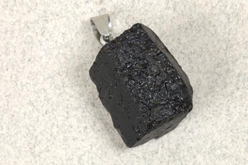 COLGANTES DE MINERALES | COLGANTE ACERO TURMALINA BARRITA GRUESA EN BRUTO (1,5 X 2 CM APROX)