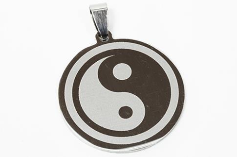 AMULETOS Y TALISMANES | COLGANTE ACERO YING YANG EN MEDALLA NEGRA 3,2 X 4 CM