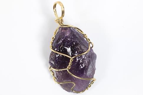 COLGANTES DE MINERALES | COLGANTE AMATISTA EN BRUTO ENVUELTO EN ALAMBRE 3X2CM