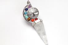 COLGANTE ARBOL DE LA VIDA CON MINERALES 7 CHAKRAS Y PUNTA CUARZO BLANCO 6,2X2,3CM COLGANTE ARBOL DE LA VIDA CON MINERALES 7 CHAKRAS Y PUNTA CUARZO BLANCO 6,2X2,3CM