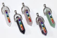 COLGANTE BALANCIN MINERAL CON BRILLANTES DE LOS 7 CHAKRAS 3,2CM (MINERALES SURTIDOS)