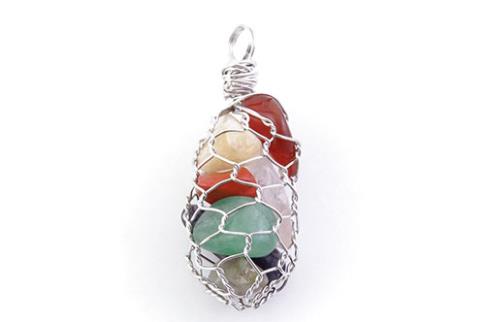 COMODIN | COLGANTE BOLSA DE ALAMBRE CON PIEDRAS DE LOS 7 CHAKRAS 51X19MM