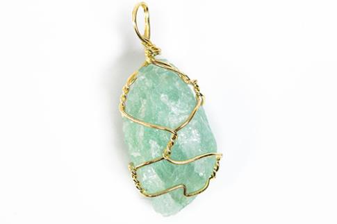 COLGANTES DE MINERALES | COLGANTE CALCITA VERDE EN BRUTO ENVUELTO EN ALAMBRE 2X3 CM.