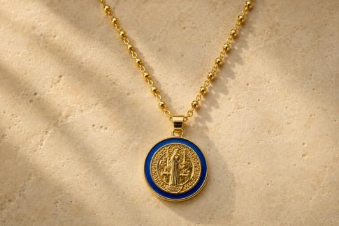 COMODIN | COLGANTE COBRE MEDALLA SAN BENITO DOBLE CARA COLOR DORADO CON MARCO CIRCULAR COLOR AZUL Y CADENA ACERO 1,8 X 1,8 CM.