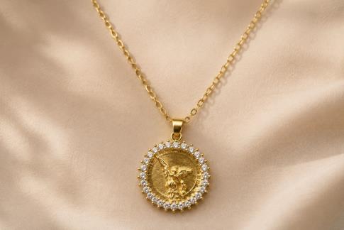 COMODIN | COLGANTE COBRE SAN MIGUEL ARCANGEL COLOR DORADO CON MARCO CIRCULAR BRILLANTITOS Y CADENA ACERO 2 X 2 CM.
