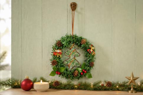 FIGURAS DE NAVIDAD | COLGANTE CORONA NAVIDE�A CON ABETO